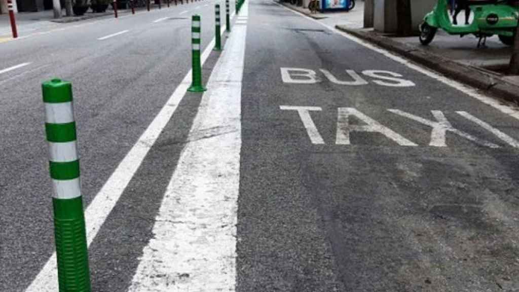 Balizas para separar el carril bus en Barcelona / TMB