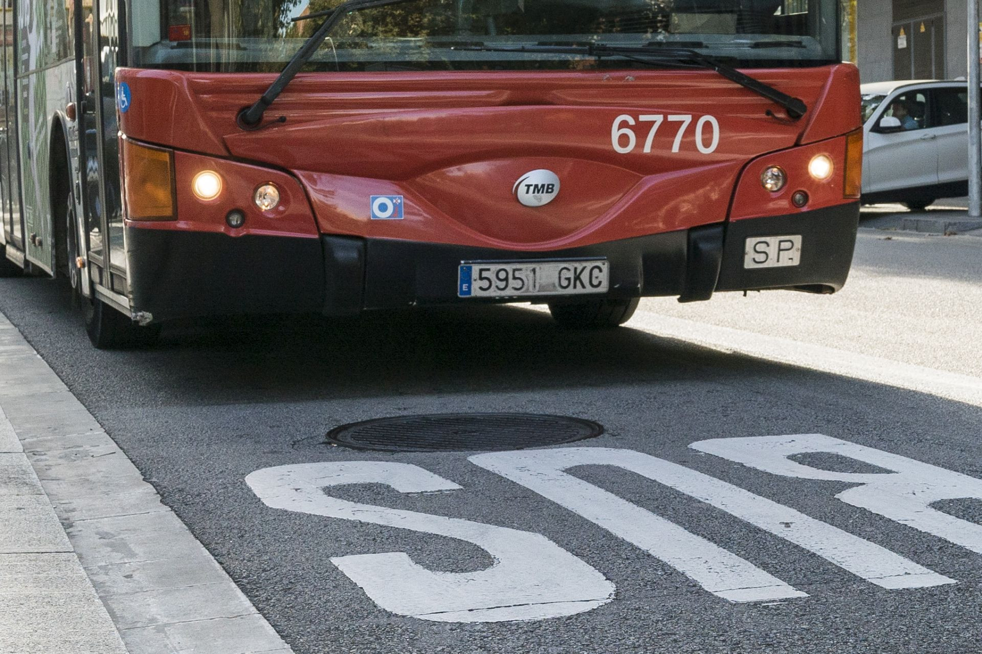 Bus de TMB circulando en Barcelona / AJ BCNATAQUE AL CONDUCTOR