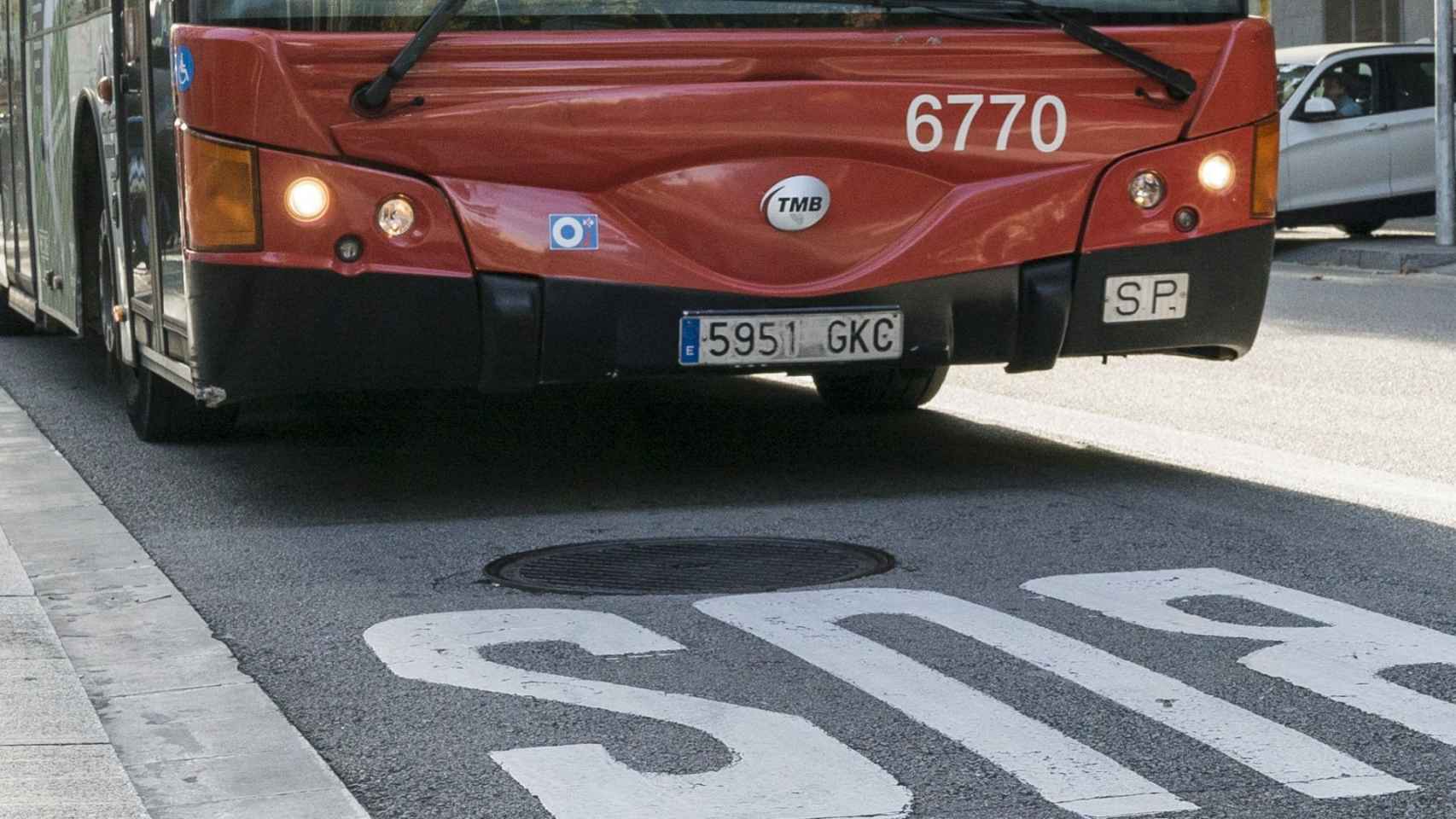 Bus de TMB circulando en Barcelona / AJ BCN