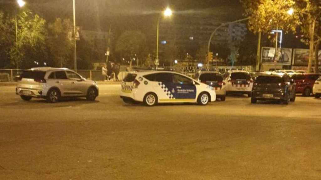 Coches de Mossos y Urbana el pasado 21 de octubre para detener a un atracador en La Sagrera / M.A