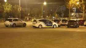 Coches de Mossos y Urbana el pasado 21 de octubre para detener a un atracador en La Sagrera / M.A