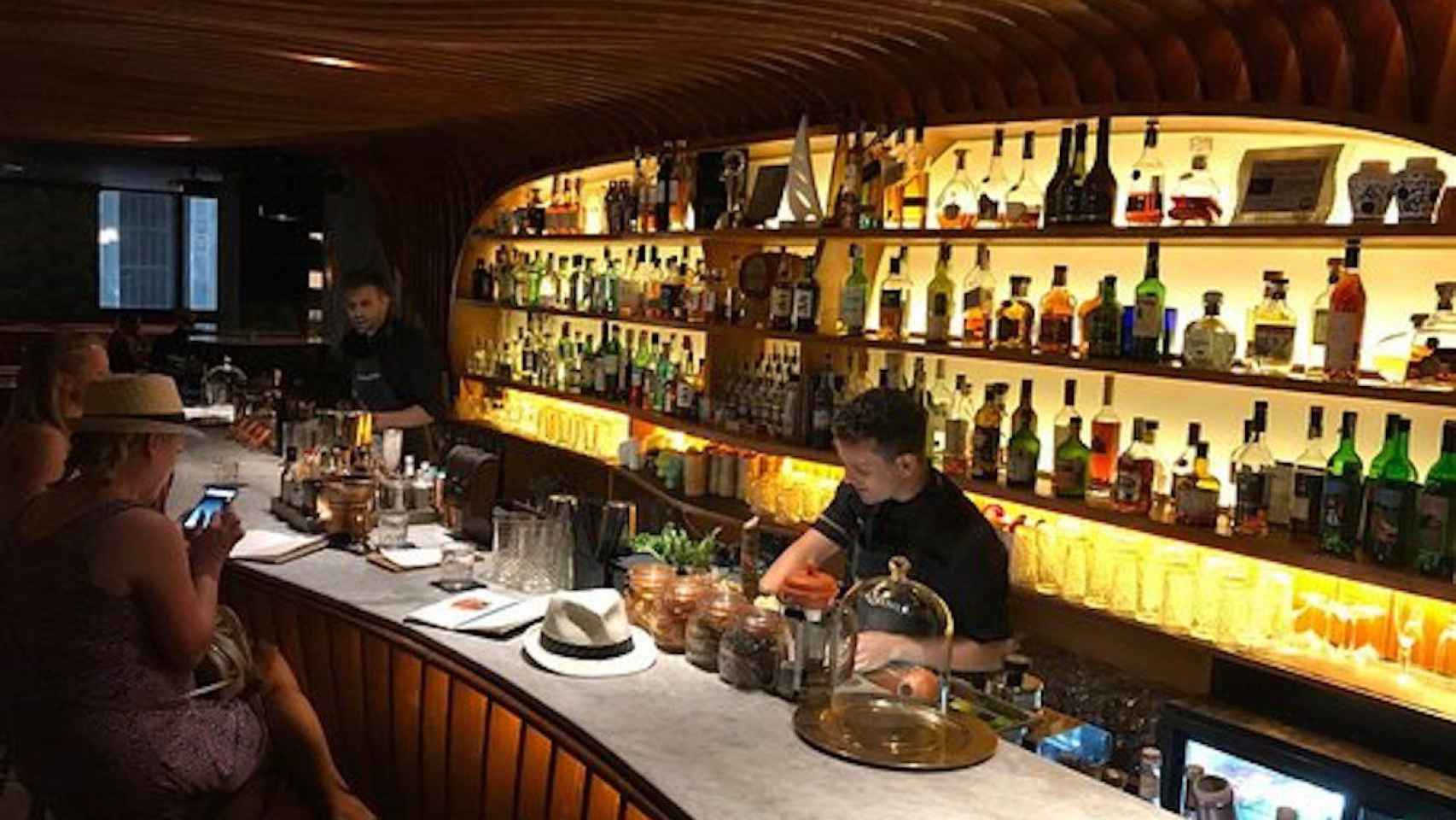 Barman y clientes en el Bar Paradiso de Barcelona, el mejor bar del mundo / TRIPADVISOR