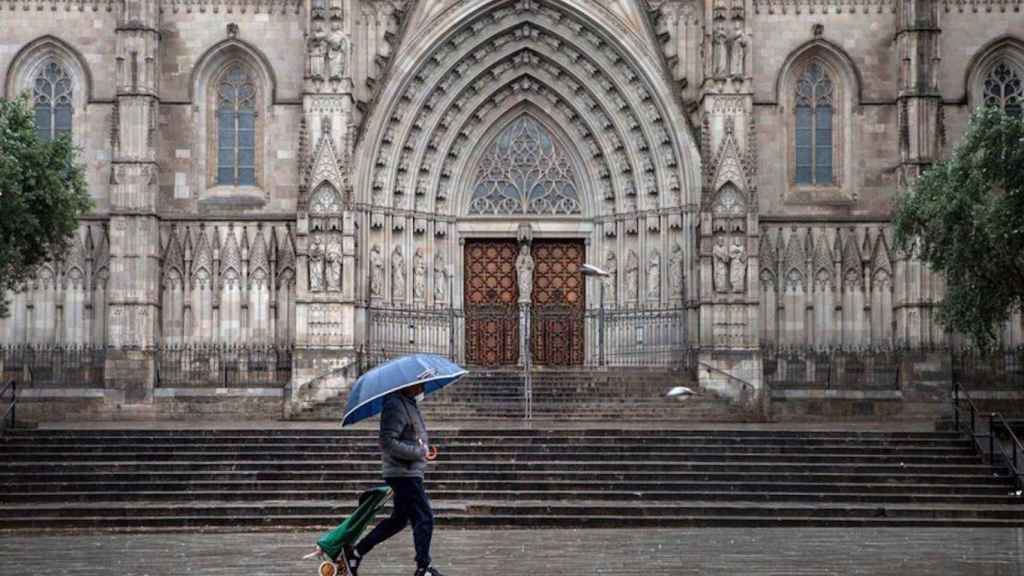 La Plaza de la Catedral de Barcelona durante una jornada de lluvia /EFE