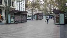 La Rambla, con algunas paradas llenas de grafitis / JORDI SUBIRANA