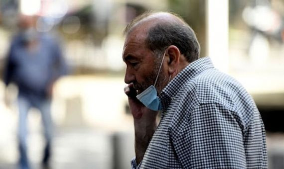 Un hombre con la mascarilla mal puesta y la nariz asomando / EFE