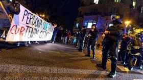 Agentes de los Mossos d'Esquadra ante el corte de la Meridiana / EFE