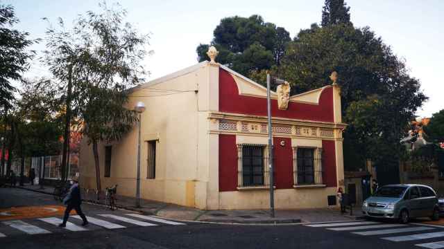 Fachada del laboratorio Ferran i Clua, situado en el cruce de las calles Acàcies i Garcilaso / INMA SANTOS