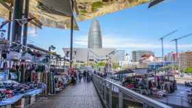 El mercado de los Encants con la Torre Glòries y el Museo del Diseño al fondo