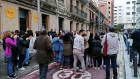 Los vecinos reciben al detenido en la salida de la comisaría de Les Corts / RAVAL REBEL