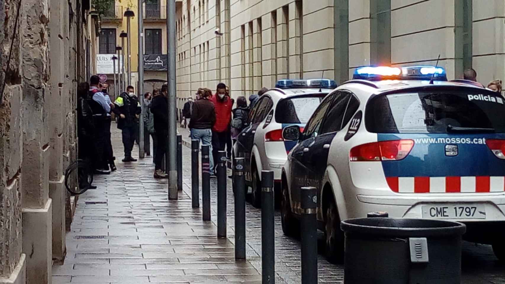 Mossos en la entrada del supuesto narcopiso del Raval