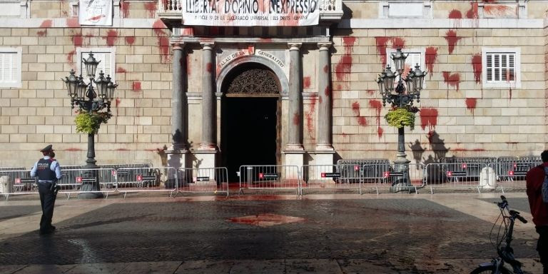 La fachada de la Generalitat, toda llena de pintura / MA