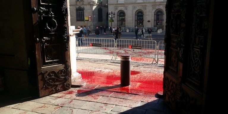 La puerta de la Generalitat, llena de pintura / MA