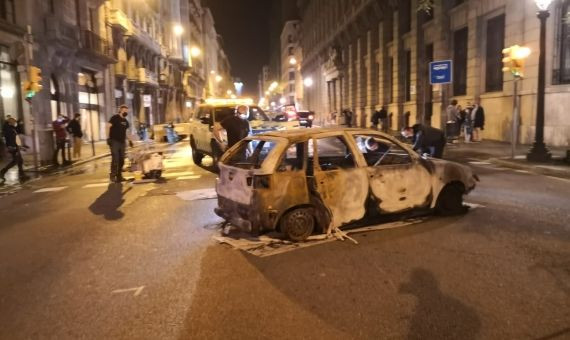 Un coche calcinado en la Vía Laietana de Barcelona durante el rodaje de 'Centauro' / METRÓPOLI ABIERTA