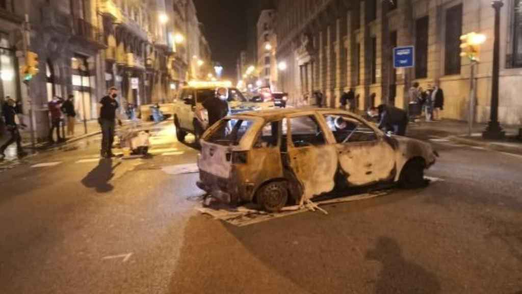 Un coche calcinado en la Vía Laietana de Barcelona durante el rodaje de 'Centauro'