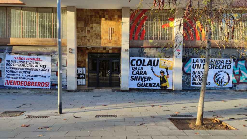 Carteles contra Ada Colau en la sede de Barcelona en Comú / FRENTE OBRERO