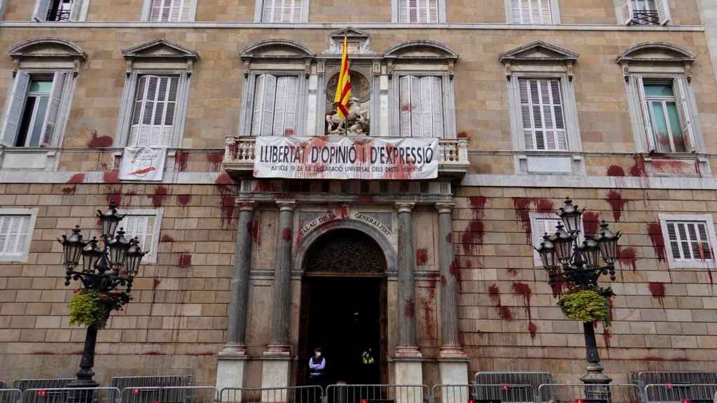 Pintura roja contra la fachada del Palau de la Generalitat, una taberna gallega reivindica el ataque / EFE
