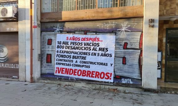 Carteles contra Ada Colau en la sede de Barcelona en Comú / FRENTE OBRERO