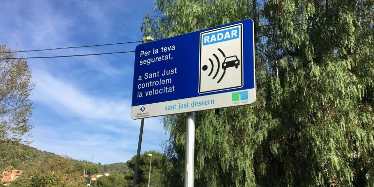 Cartel de advertencia de radar en Sant Just / MA