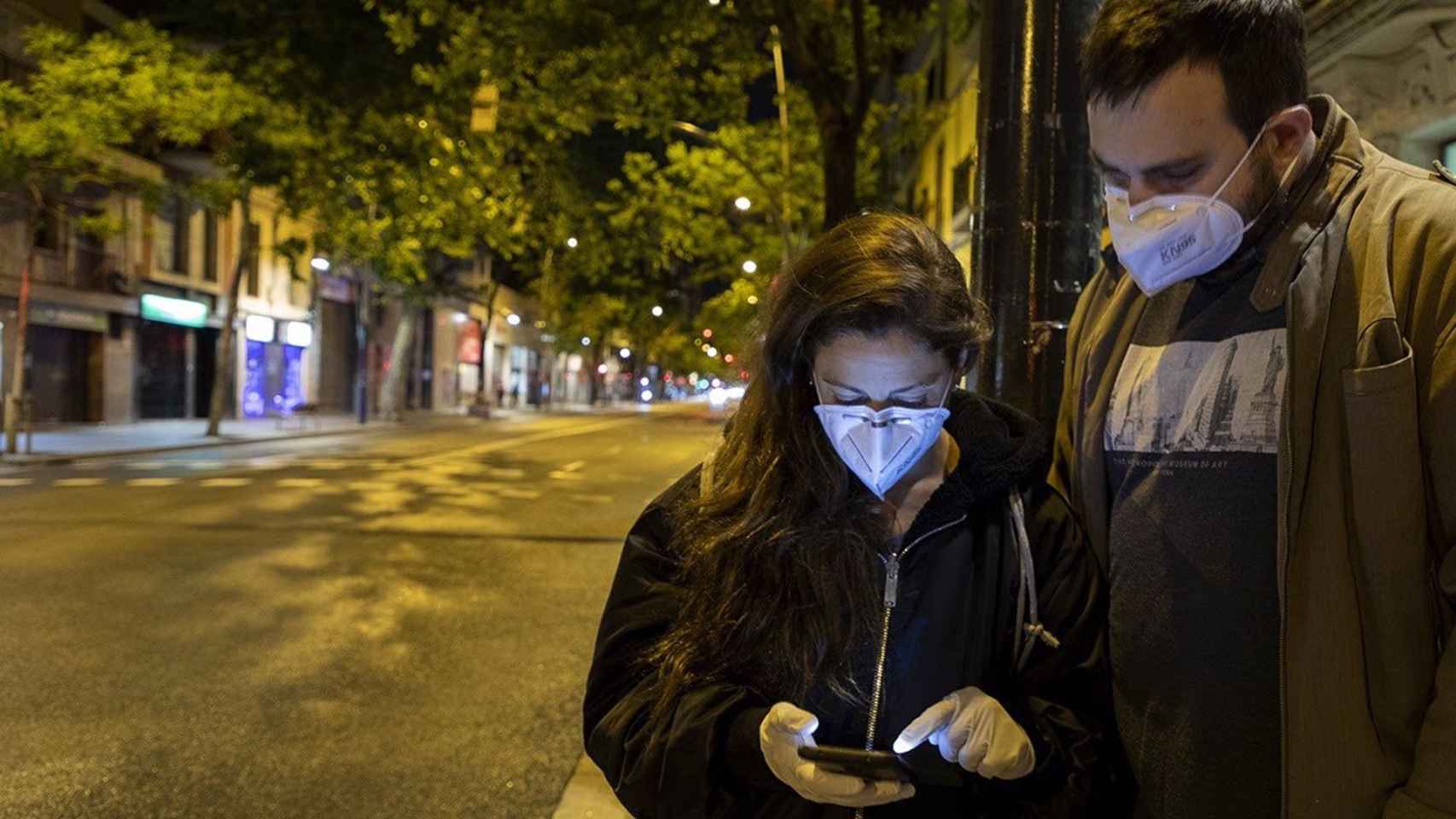 Dos personas participando en el recuento de personas sin techo en Barcelona / ARRELS FUNDACIÓ