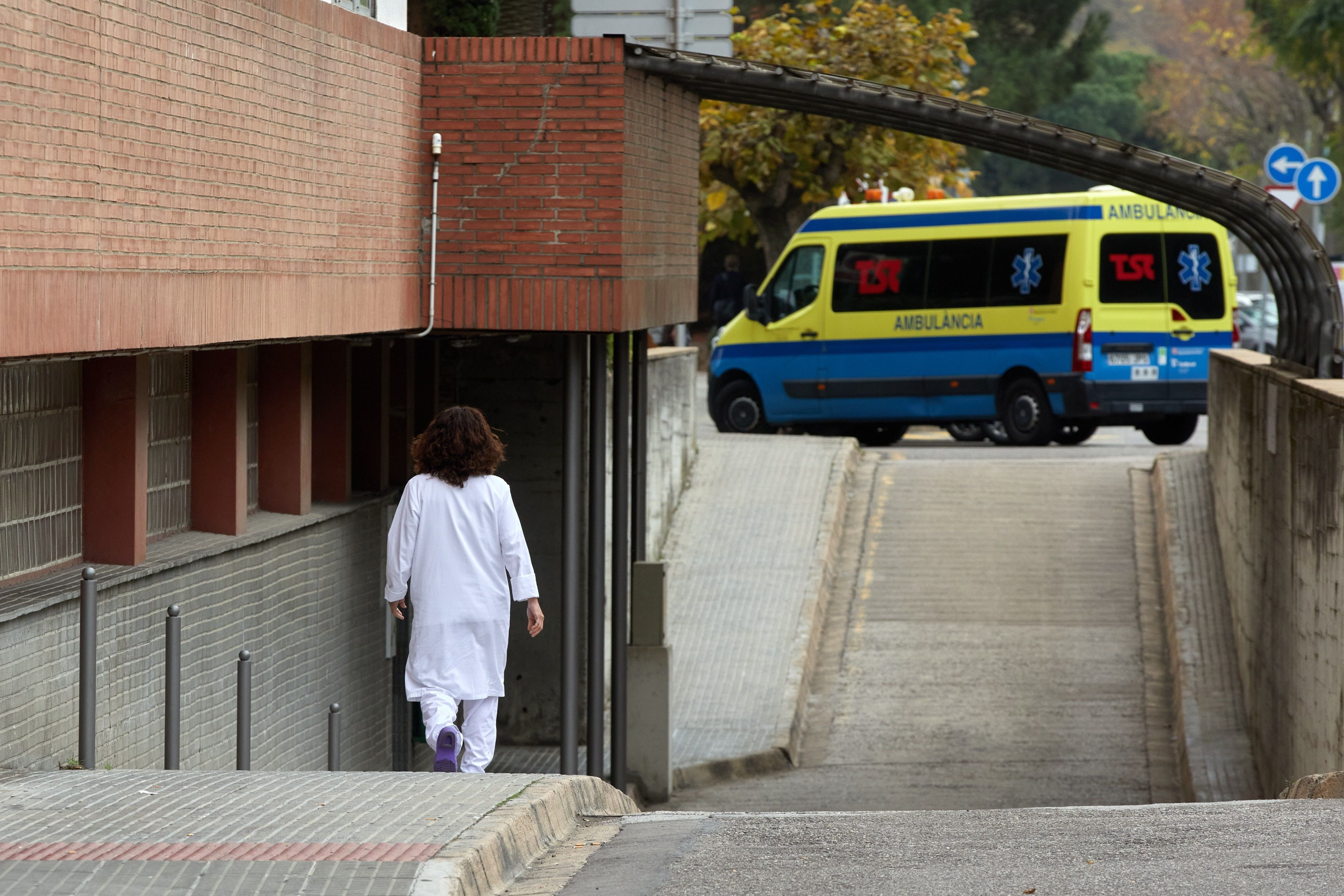 Una profesional sanitaria en el exterior de un hospital / EFE - David Borrat