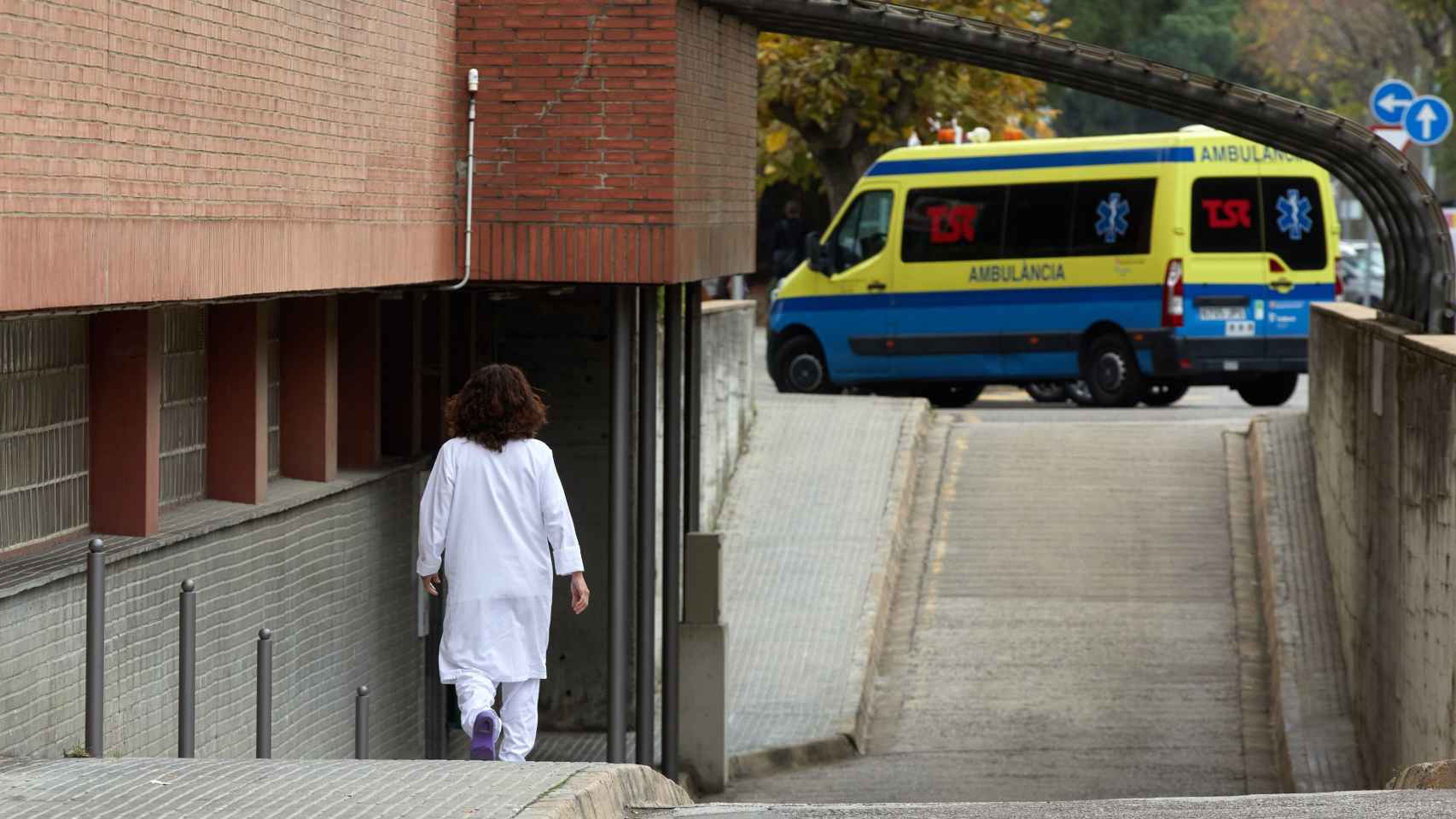 Una profesional sanitaria en el exterior de un hospital / EFE - David Borrat