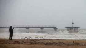 El Pont del Petroli de Badalona, destruido por el temporal Gloria / EFE