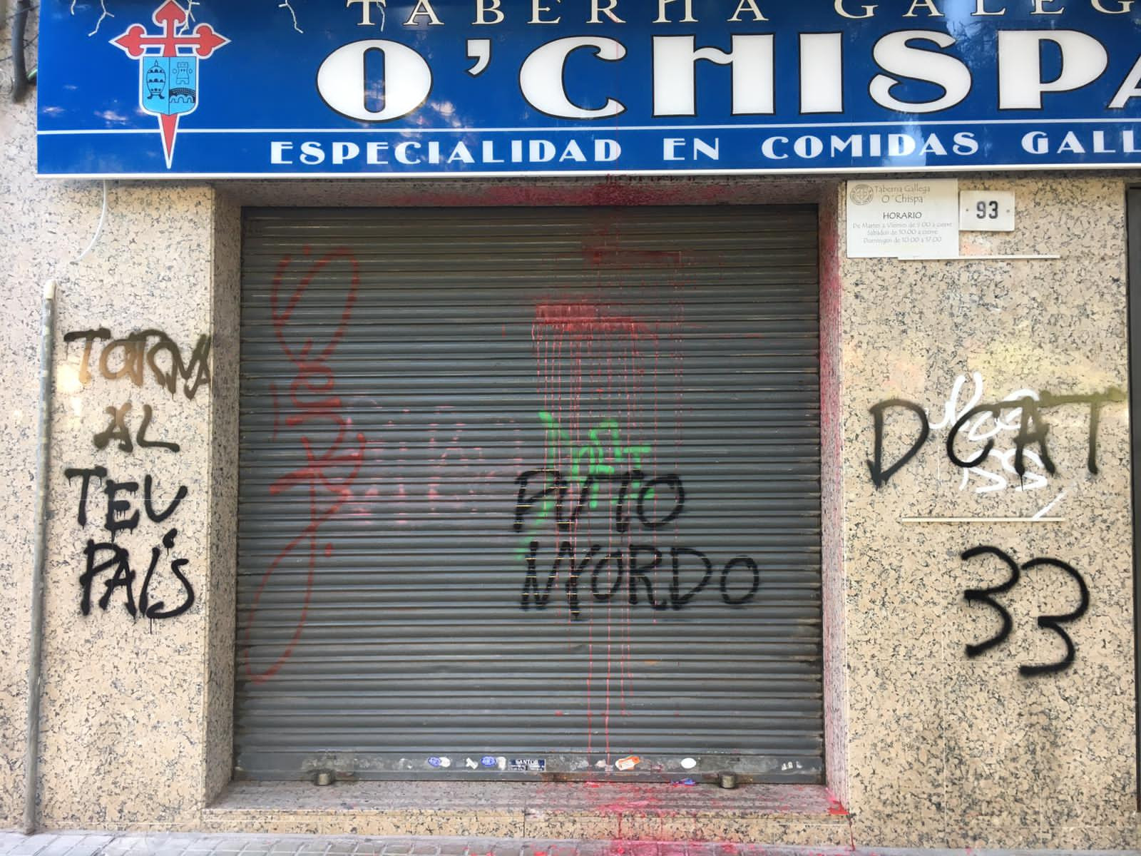 Pintadas en la persiana y fachada del restaurante Taberna Galega O'Chispa / MA