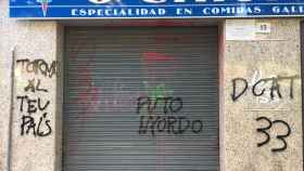 Pintadas en la persiana y fachada del restaurante Taberna Galega O'Chispa / CEDIDA