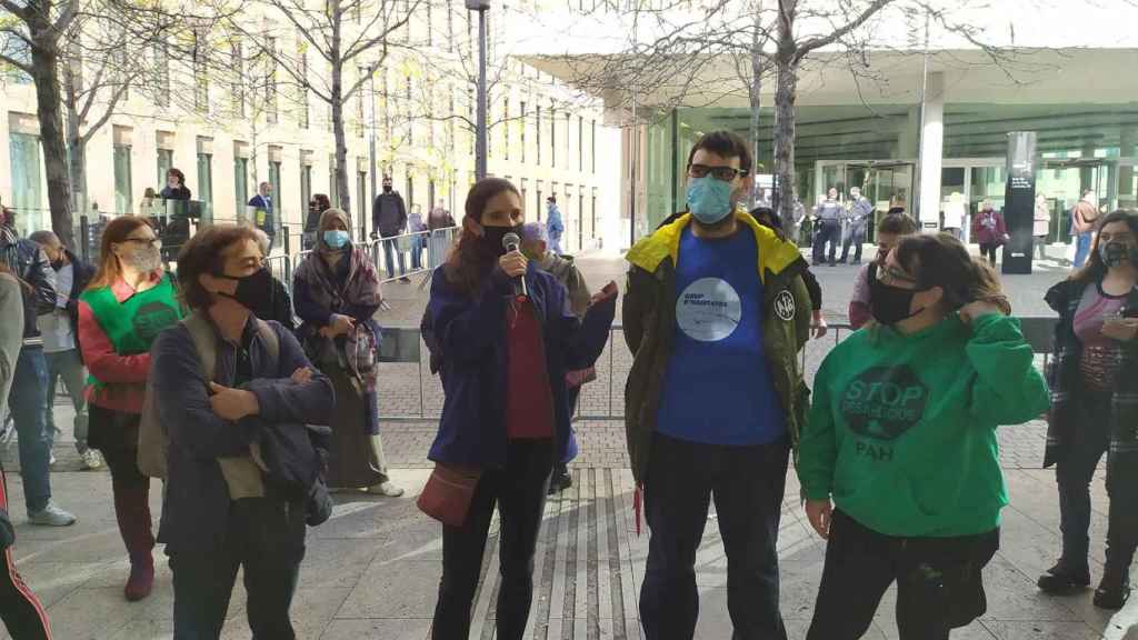 Cuatro de los acusados por una protesta de la PAH en una sede de BBVA en Barcelona en 2017, en rueda de prensa antes del juicio / EUROPA PRESS