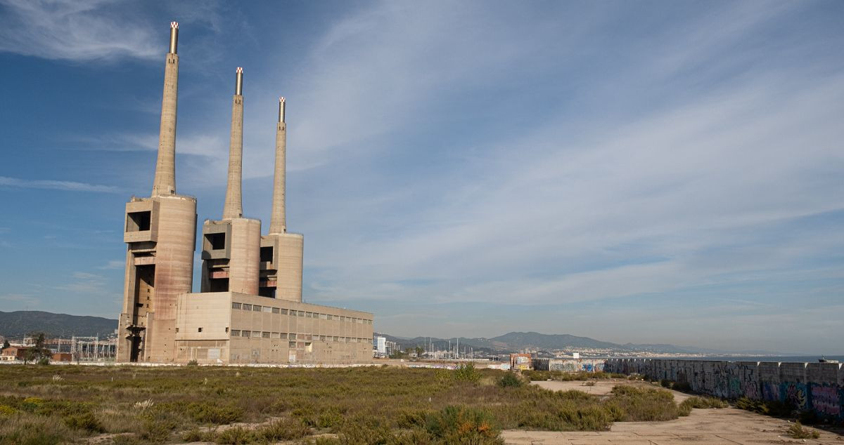 Las Tres Chimeneas, en Sant Adrià del Besòs, esperan su transformación a corto plazo / PABLO MIRANZO