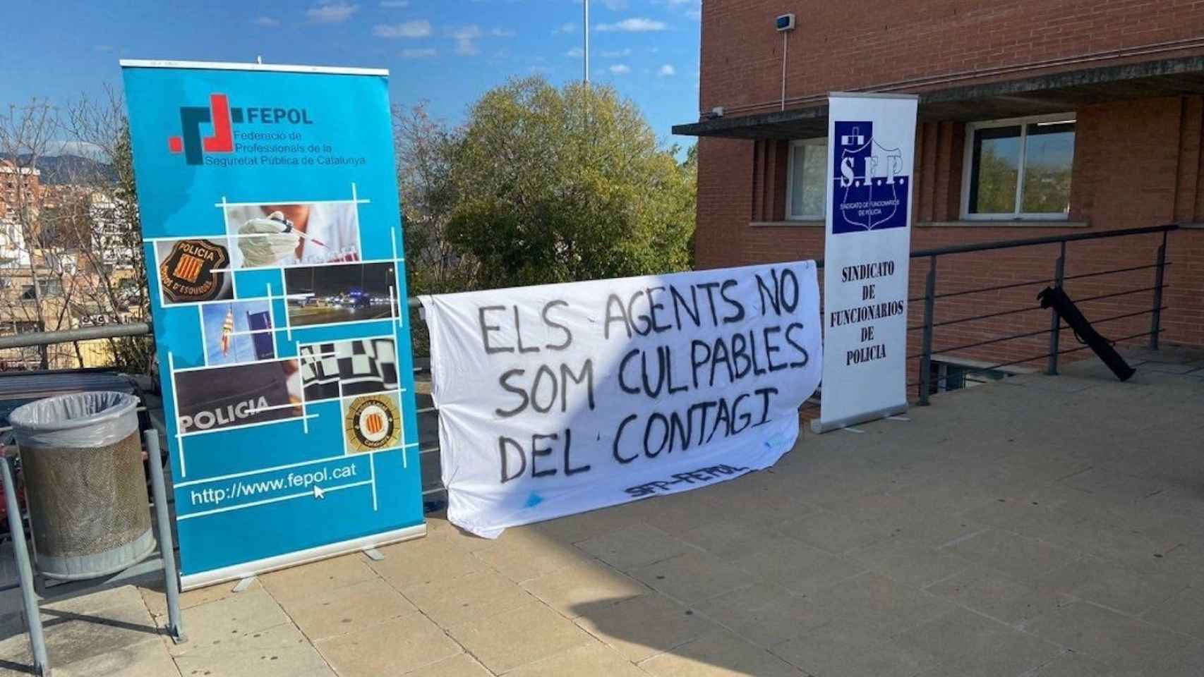 Pancarta del sindicato policial FEPOL a la puertas de la comisaría de Badalona / TWITTER FEPOL