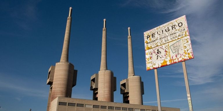 Antiguo cartel que avisa del peligro de la zona próxima a las Tres Chimeneas / PABLO MIRANZO