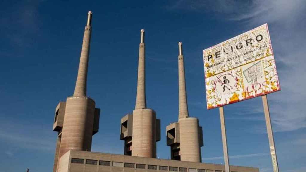 Antiguo cartel que avisa del peligro de la zona próxima a las Tres Chimeneas