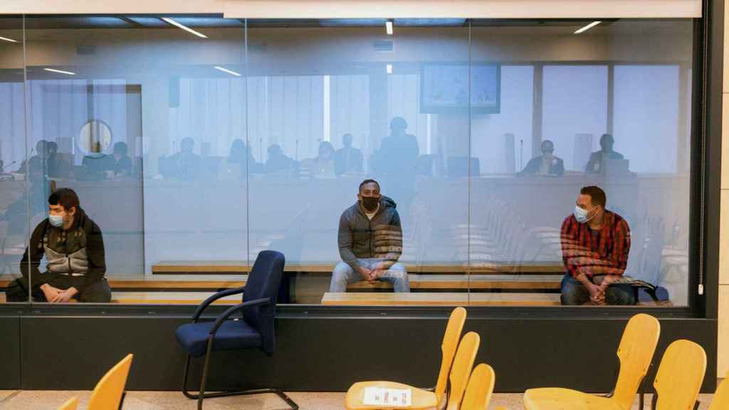 Los acusados Mohamed Houli Chemial, Driss Oukabir y Said Ben Iazza durante el juicio en la Audiencia Nacional / EFE - FERNANDO VILLAR