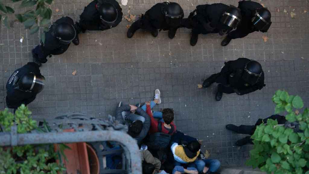 Un grupo de personas impiden la entrada de los Mossos durante el desahucio de Estela