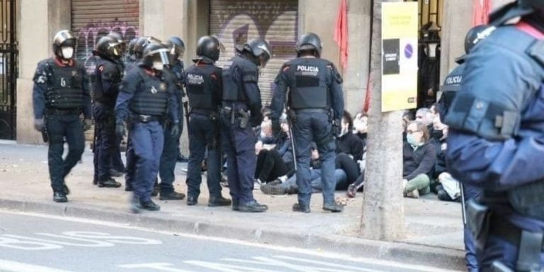 Los Mossos se preparan para intervenir contra un grupo de activistas el pasado 5 de octubre / SINDICAT DE LLOGATERS