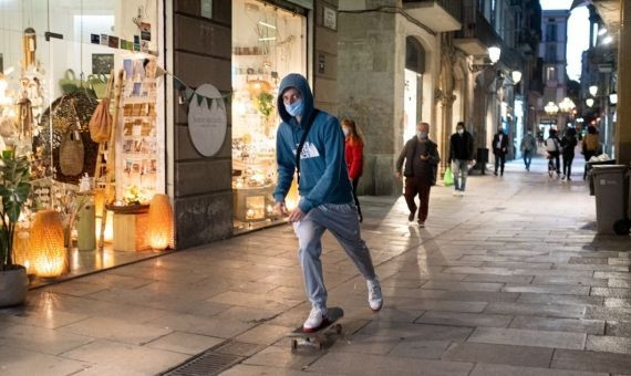 Un joven cruza la calle de la Boquería en skate / PABLO MIRANZO