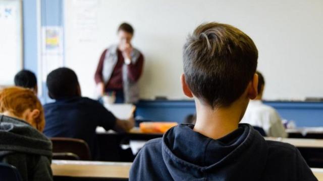 Varios estudiantes en una clase en una imagen de archivo