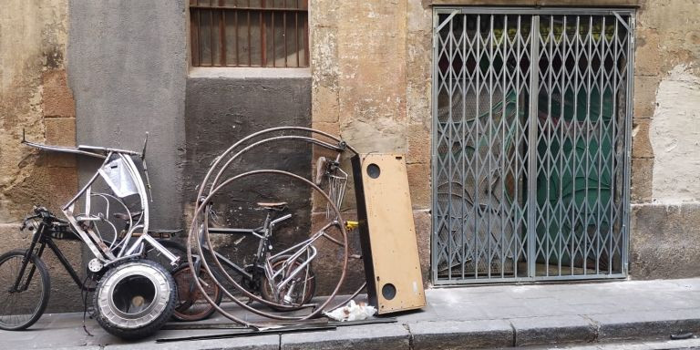 Bicicletas desmontadas y otros objetos enfrente del piso desalojado este miércoles / G.A