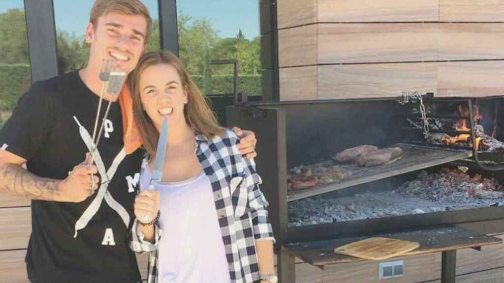 Antoine Griezmann y su mujer, Erika Choperena, preparando una barbacoa en su casa de Pedralbes / INSTAGRAM