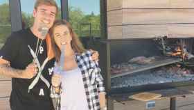 Antoine Griezmann y su mujer, Erika Choperena, preparando una barbacoa en su casa de Pedralbes / INSTAGRAM