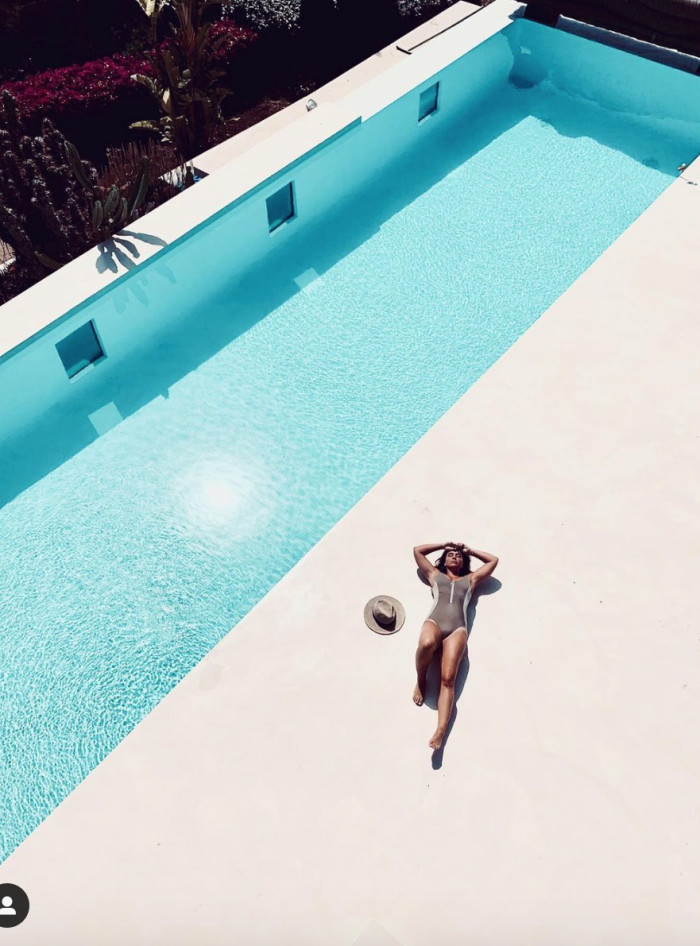 Erika Choperena se relaja en la piscina de su mansión / INSTAGRAM