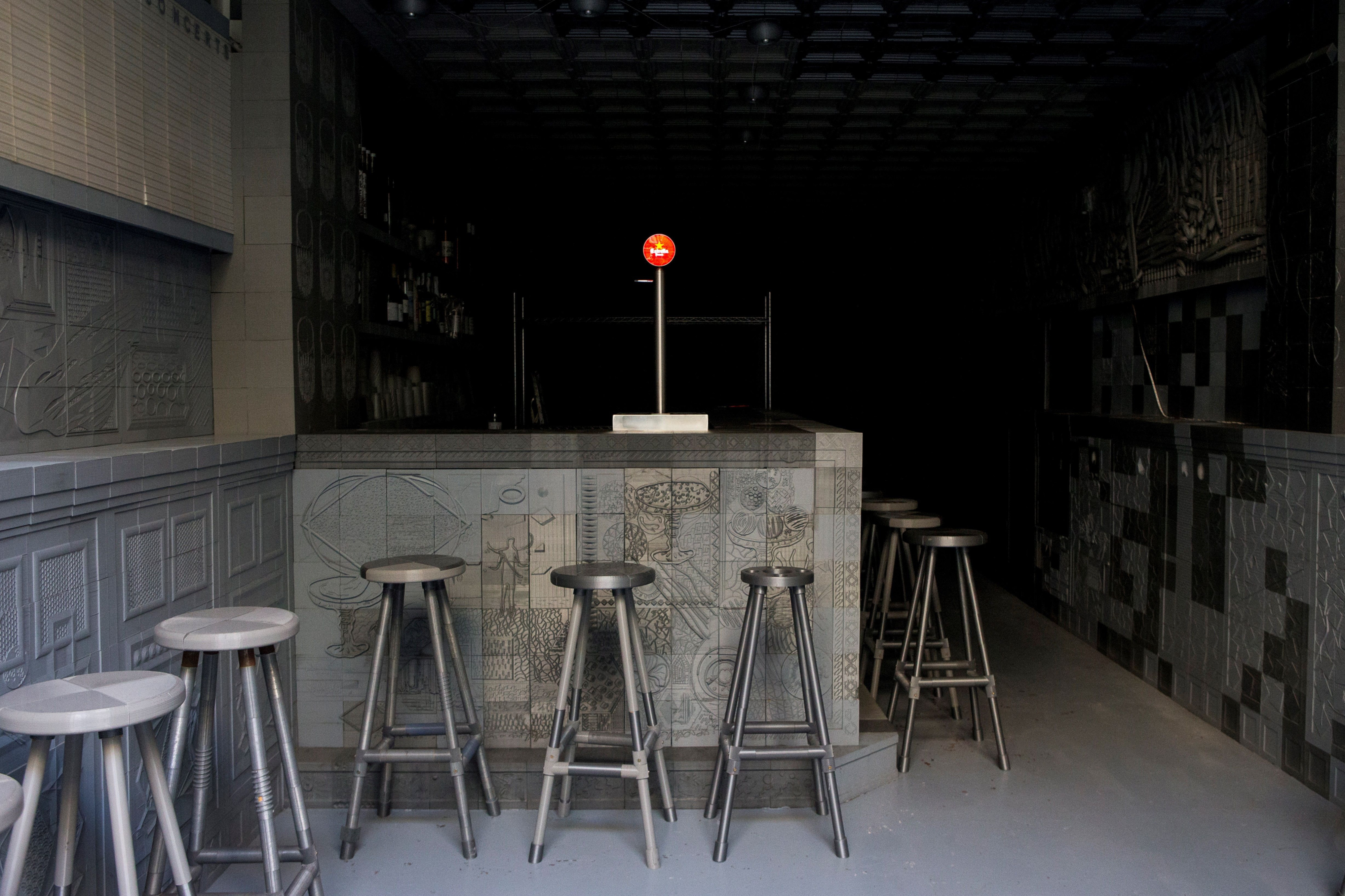 Vista de un bar cerrado en Barcelona cuando las autoridades sanitarias y el comité del Procicat han decidido mantener el cierre de bares y restaurantes / EFE - Quique García