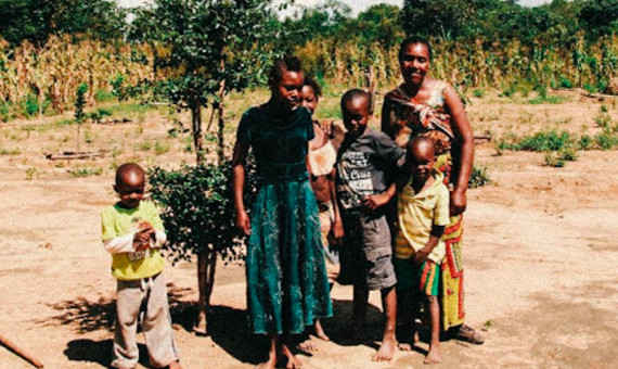 Familia de una de las comunidades locales de Zambia a la que ayudan con el proyecto de reforestación / SAYE