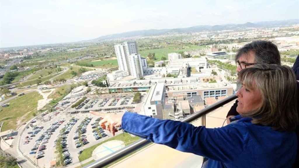 La alcaldesa de L'Hospitalet, Núria Marín, mostrando el Plan Director Urbanístico (PDU) de la Gran Via / ARCHIVO