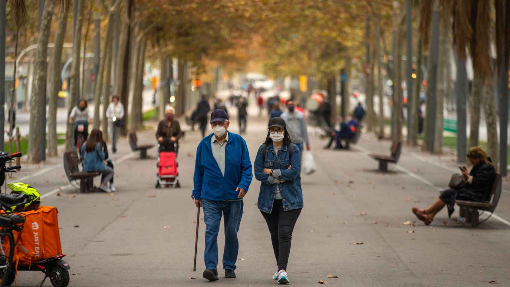 Vista de Diagonal de Barcelona con varias personas paseando / EFE - Enric Fontcuberta