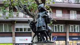 Escultura de la Caperucita Roja y el Lobo Feroz