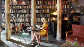 Librería-café con una persona leyendo un libro y otra en el bar / ARCHIVO