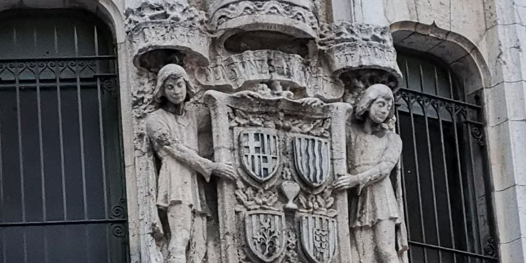 Detalle del edificio de piedra blanca de la calle Jonqueres 2, donde se filmó la película 'Los últimos días' / INMA SANTOS