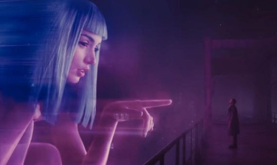 El holograma gigante de Ana de Armas en Blade Runner 2049 / WARNER BROS. PICTURES